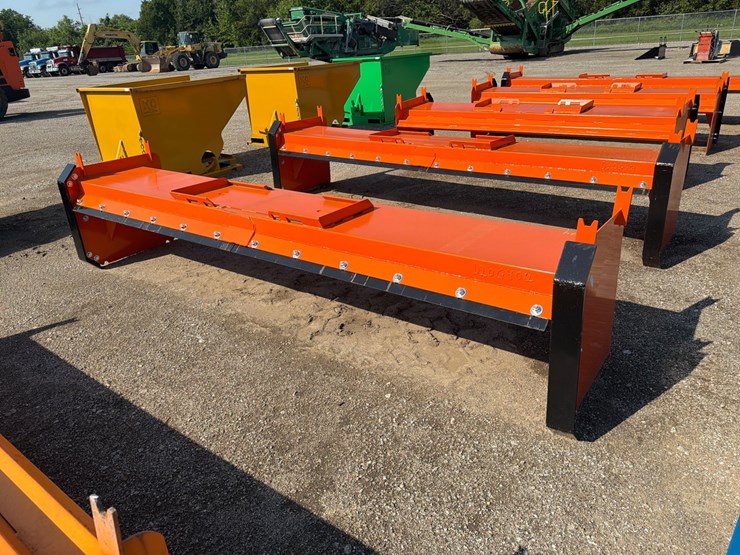 kit-containers-12'-skid-steer-pusher-with-replaceable-shoes-and-blade-image-3