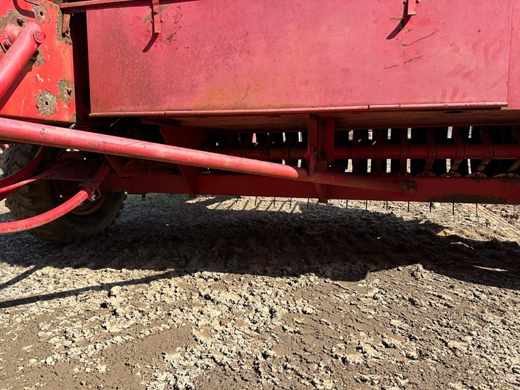 #4074-•-massey-ferguson-hay-baler-image-14