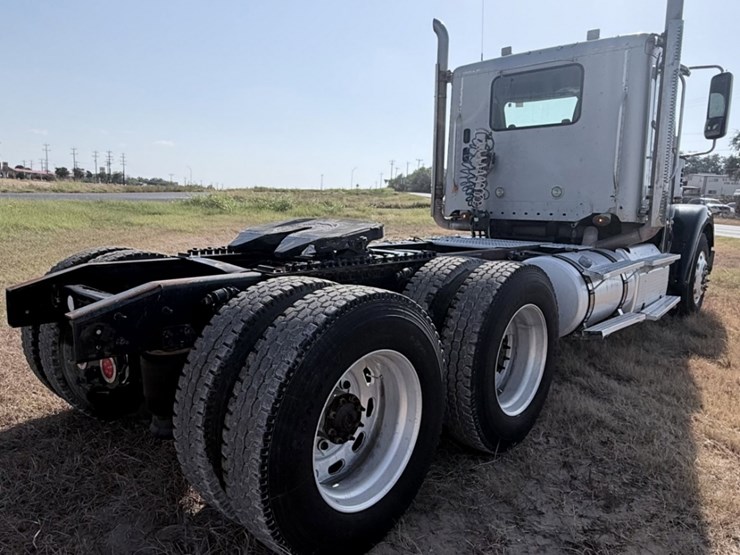 2014-freightliner-122sd-image-5