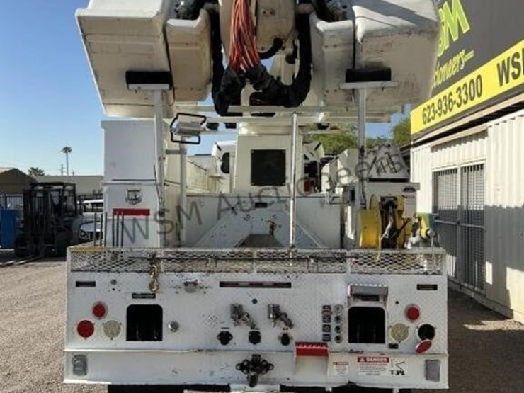 2012-freightliner-m2-106-image-6