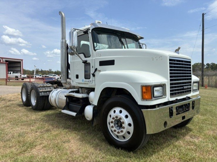2015-mack-chu613-daycab-truck-image-2