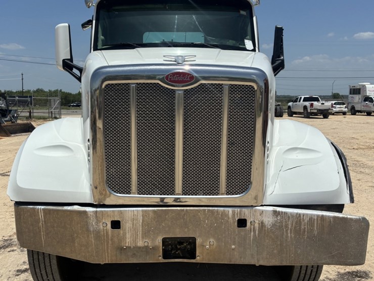 2020-peterbilt-567-image-2