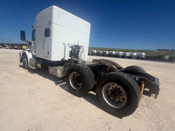 2017-peterbilt-579-image-3
