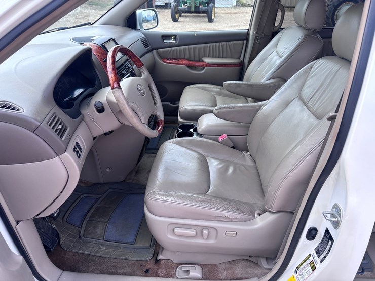 2008-toyota-sienna-image-8