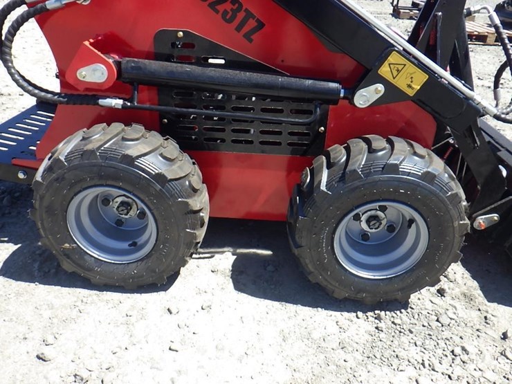 2026-future-323tz-skid-steer-loader-image-6