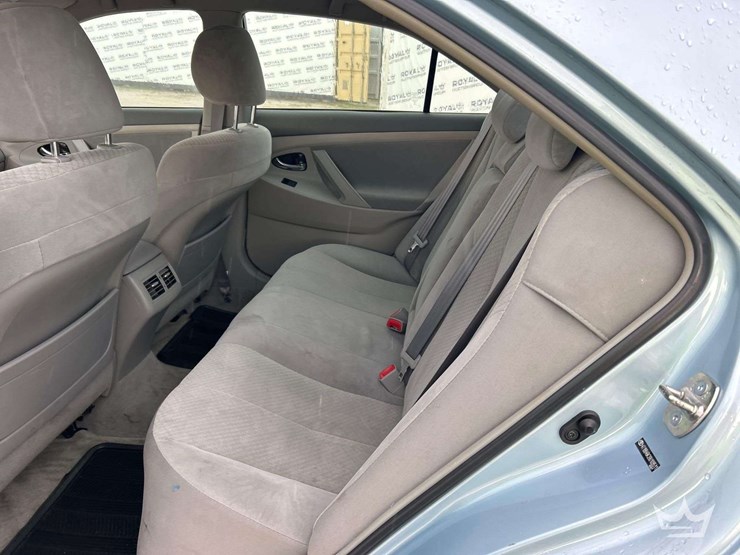 2009-toyota-camry-hybrid-sedan-image-21