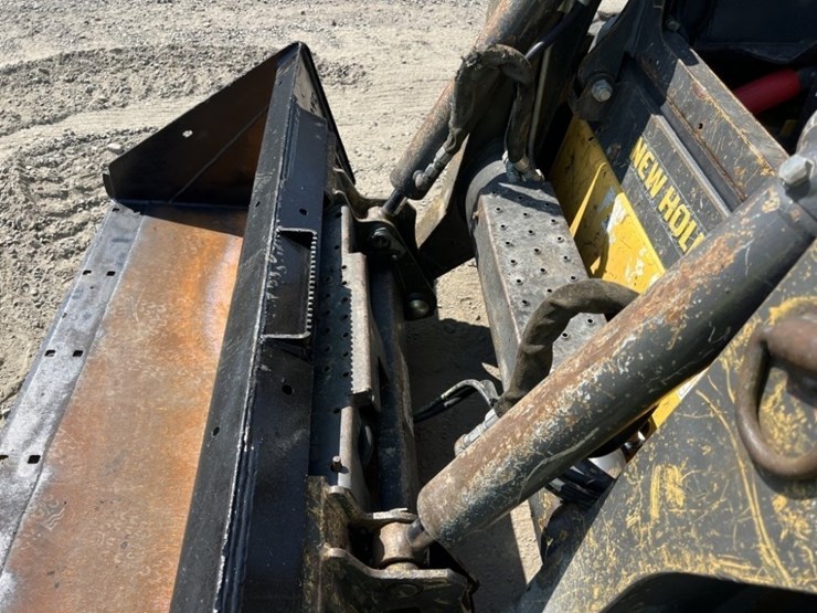 2012-new-holland-l220-image-10