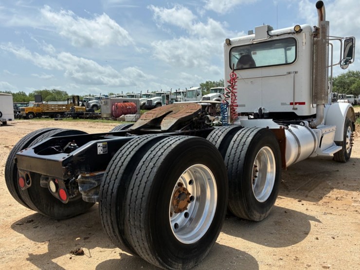 2016-peterbilt-365-image-4