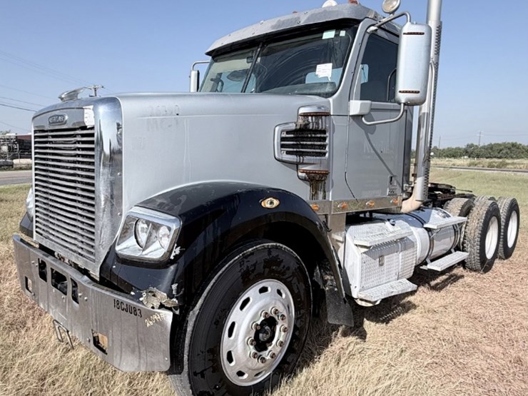2014-freightliner-122sd-image-1