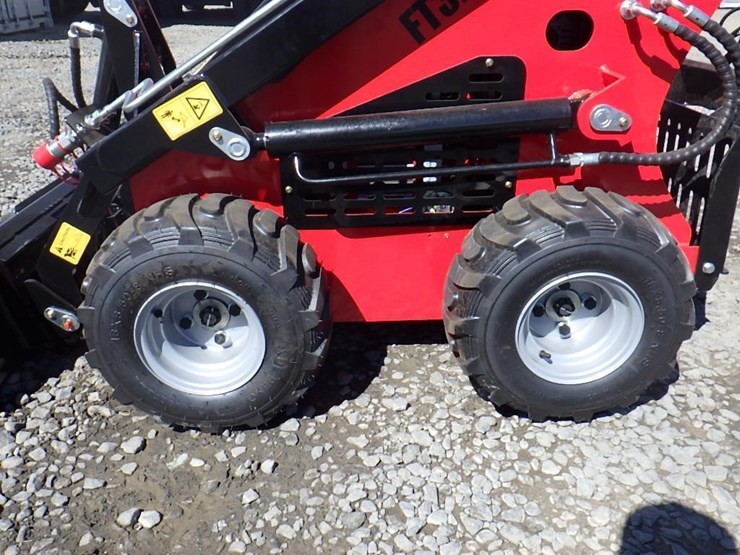 2026-future-323tz-skid-steer-loader-image-6