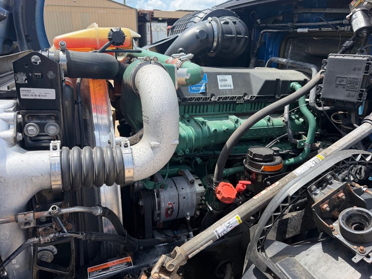 2017-volvo-vnl64t300-image-8