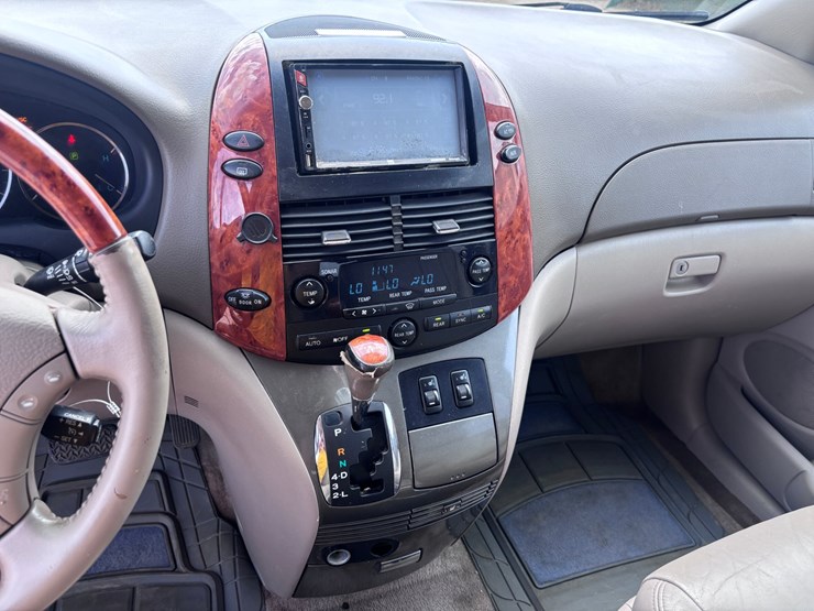 2008-toyota-sienna-image-11