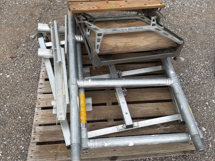 black-&-decker-workmate-and-aluminum-pipe-staging-image-2