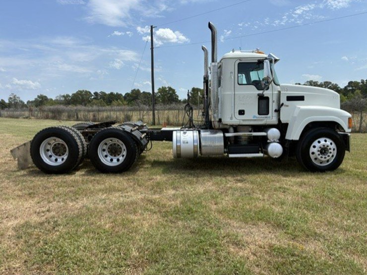 2015-mack-chu613-daycab-truck-image-5
