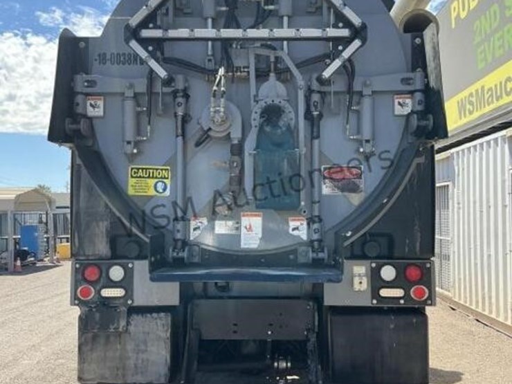 2019-freightliner-114sd-image-6