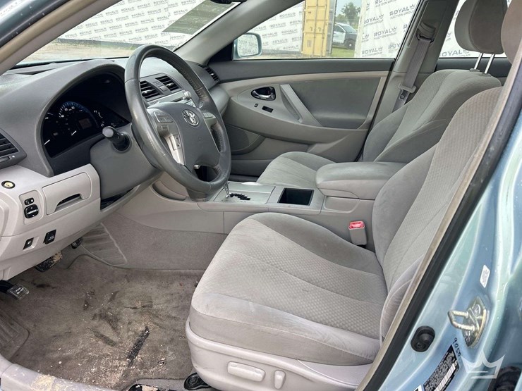 2009-toyota-camry-hybrid-sedan-image-13