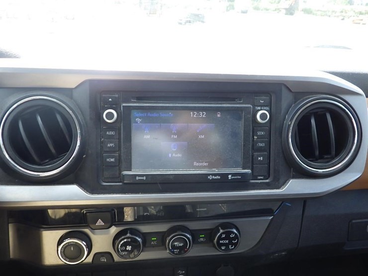 2017-toyota-tacoma-image-23