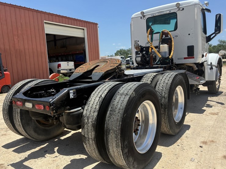 2020-peterbilt-567-image-4