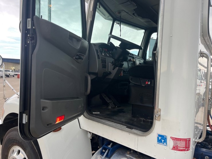 2012-peterbilt-337-image-15