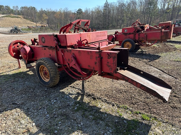 #4074-•-massey-ferguson-hay-baler-image-2