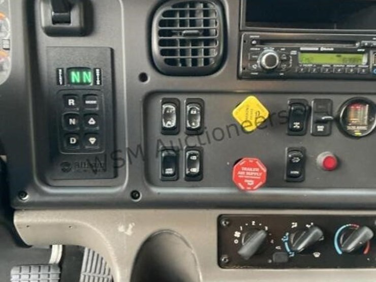 2016-freightliner-114sd-image-24