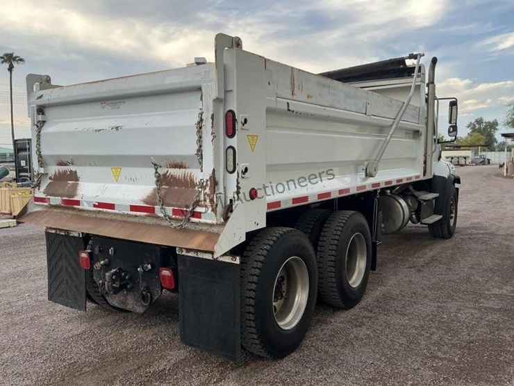 2016-freightliner-114sd-image-5