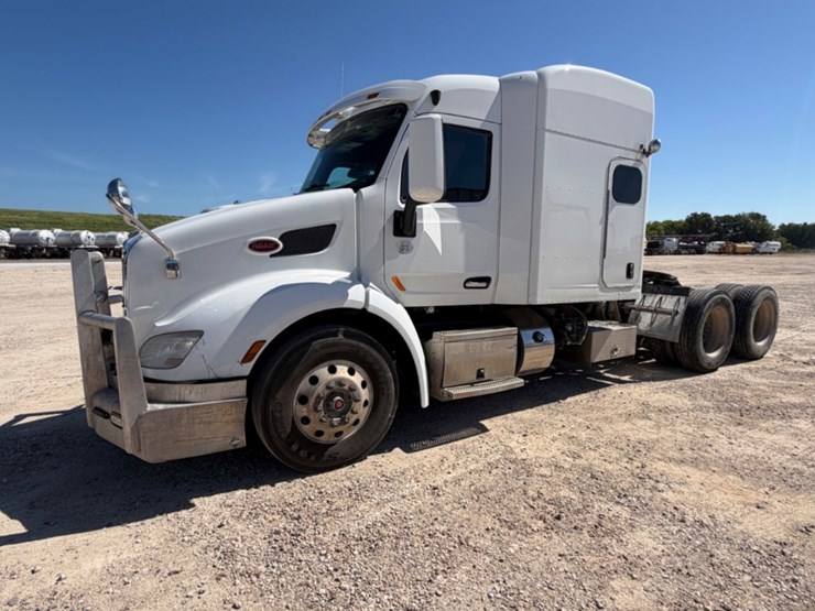 2017-peterbilt-579-image-1