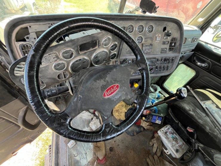 2011-peterbilt-367-image-15