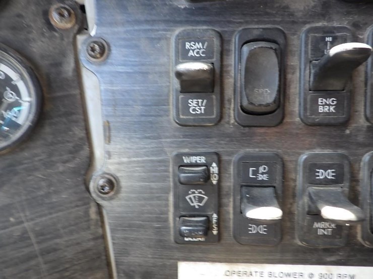 2006-freightliner-columbia-120-image-47