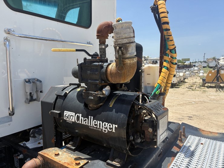 2020-peterbilt-567-image-11