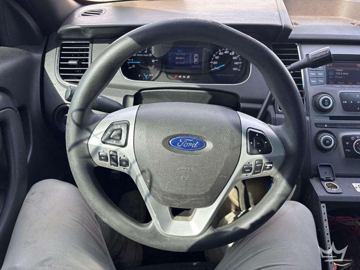 2015-ford-taurus-sedan-image-16