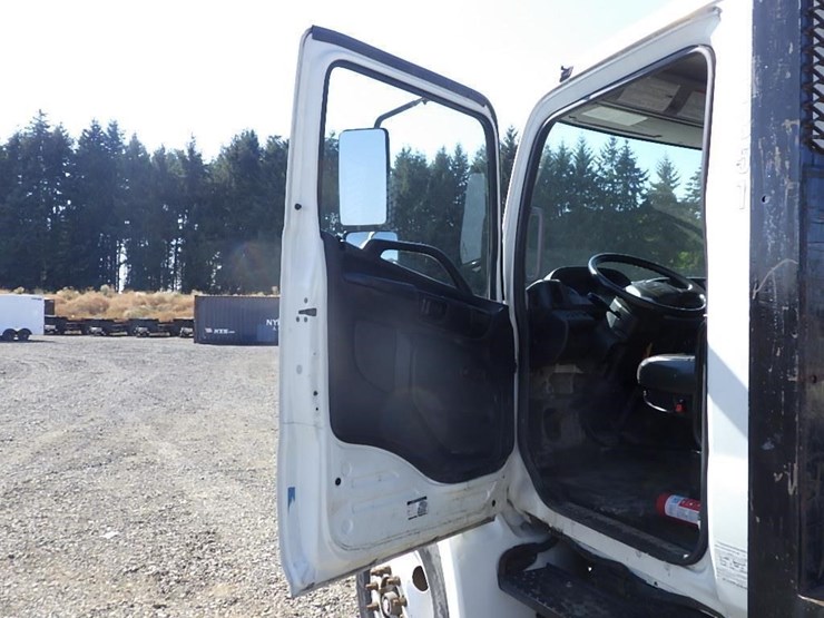 2013-hino-268-image-38