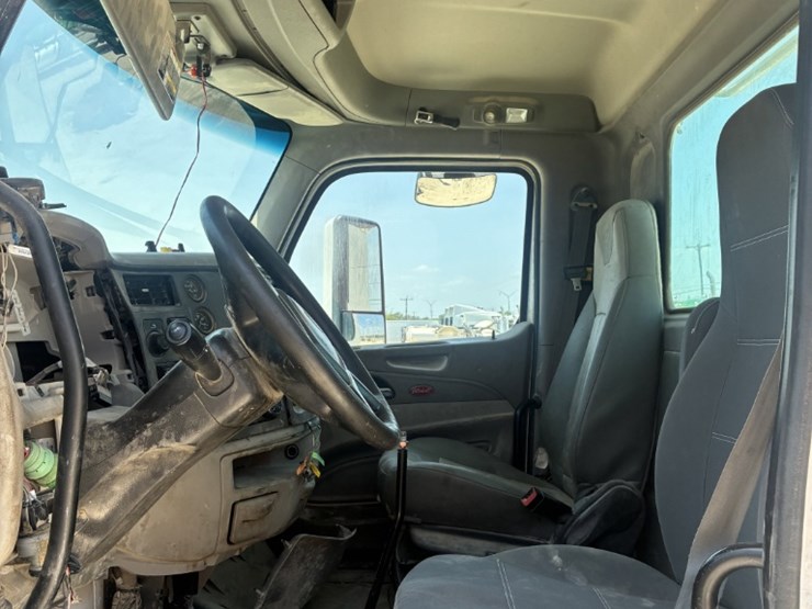 2020-peterbilt-567-image-7