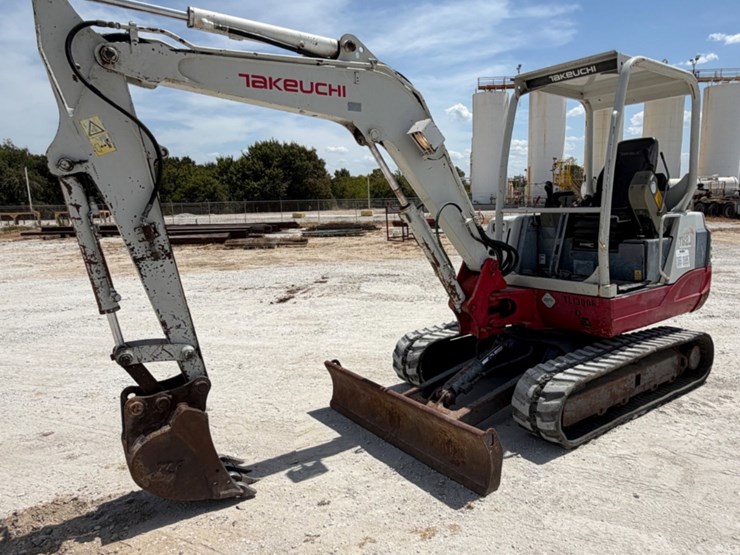 takeuchi-tb235-image-1
