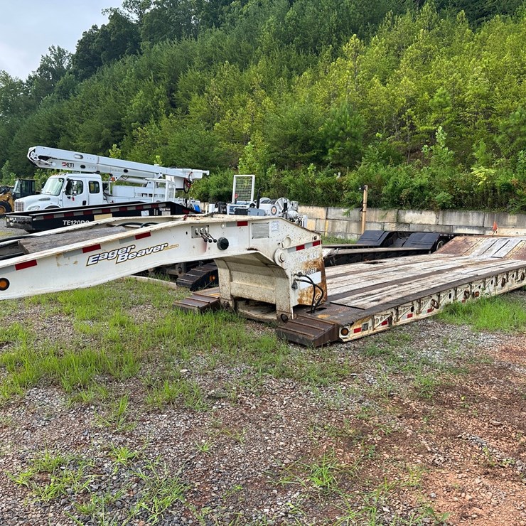 #4525 • 2010 Eager Beaver 50 GSL Tri Axle Lowboy