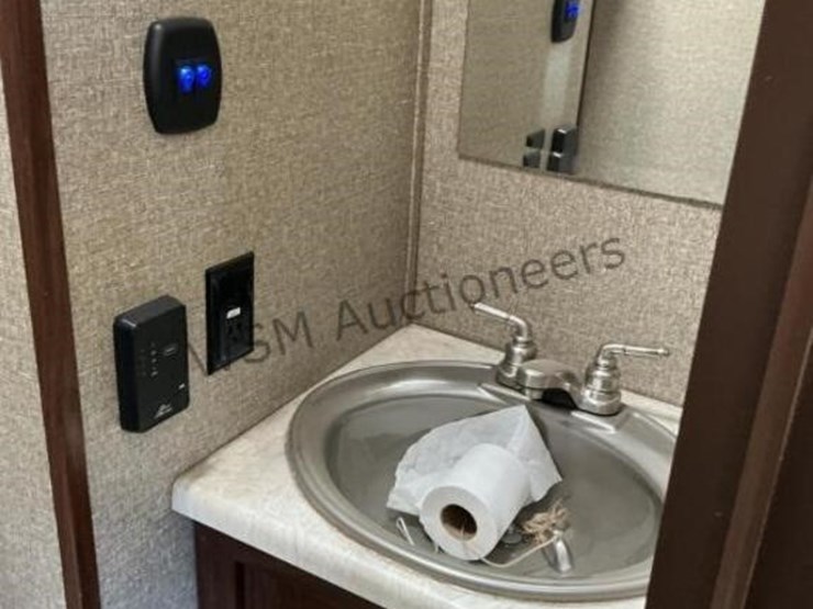 2017-forest-river-vengance-fifth-wheel-toyhauler-image-29