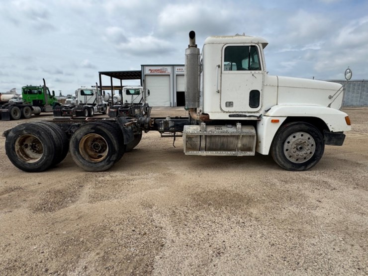 1996-freightliner-fld120-image-4