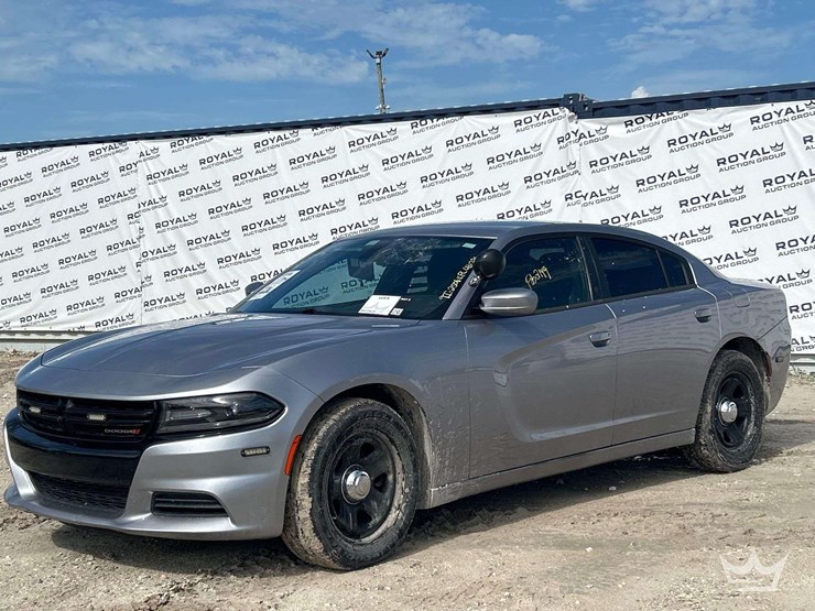 2015-dodge-charger-sedan-image-1