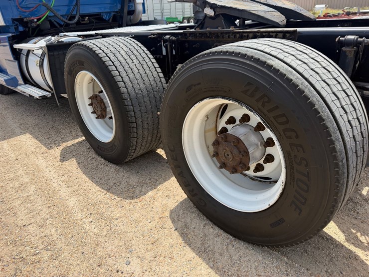 2017-volvo-vnl64t300-image-6