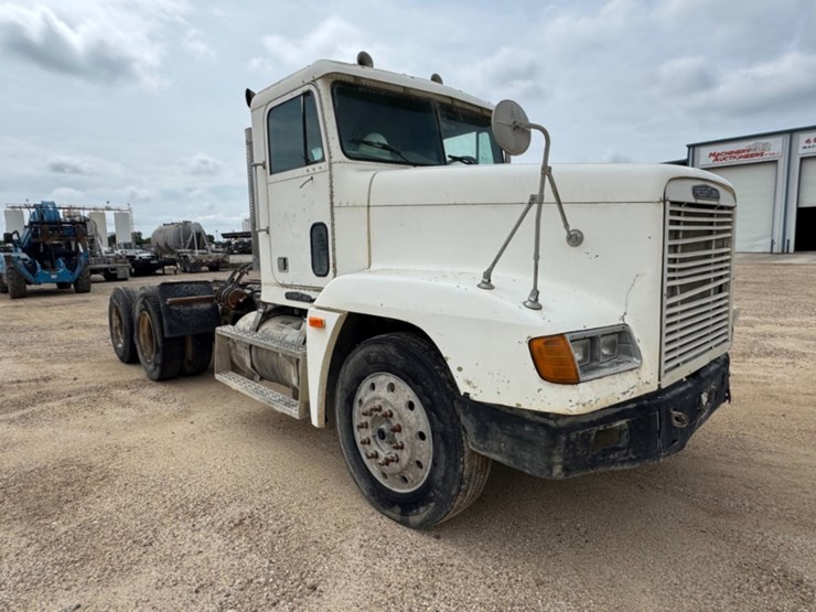 1996-freightliner-fld120-image-3