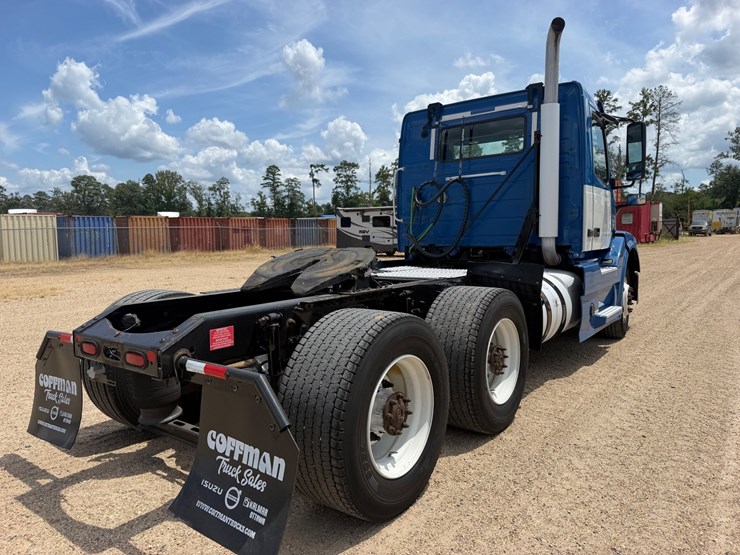 2017-volvo-vnl64t300-image-4