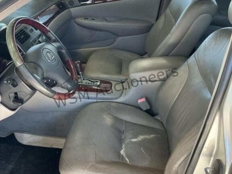 2003-lexus-es-300-sdn-image-21