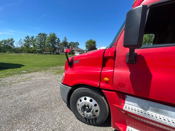#118-•-2014-freightliner-semi-tractor-(has-wi-title)-(denmark,-wi)-image-51