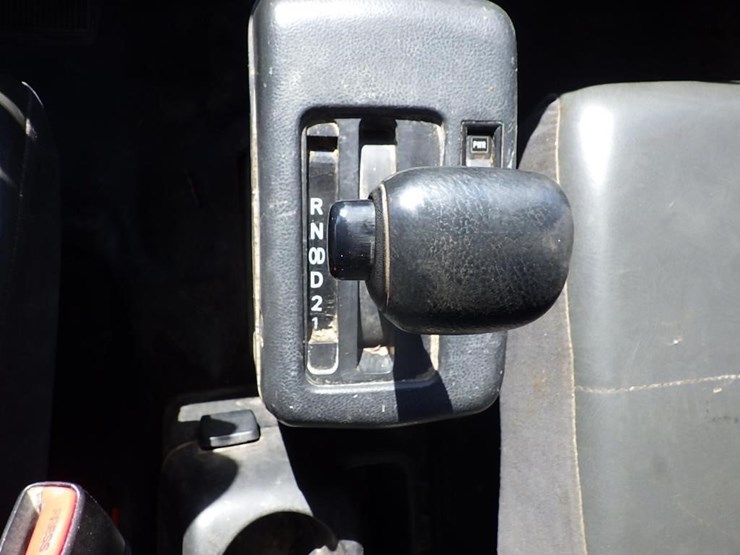 2013-hino-268-image-47