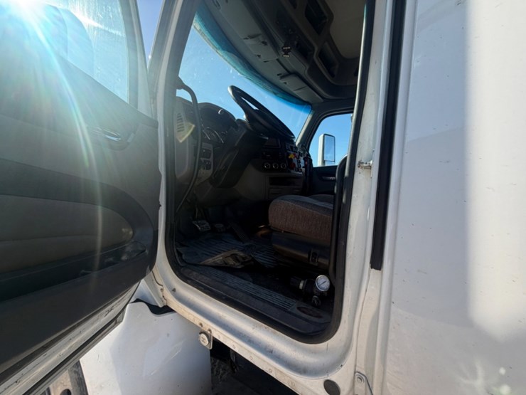 2017-peterbilt-579-image-9