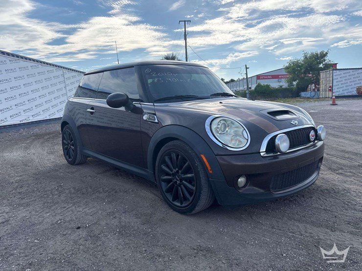 2010-mini-cooper-hatchback-image-2