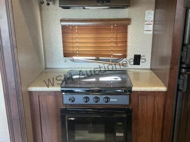 2017-forest-river-vengance-fifth-wheel-toyhauler-image-20
