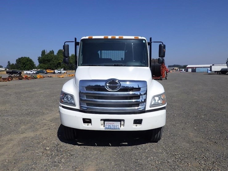 2013-hino-268-image-8