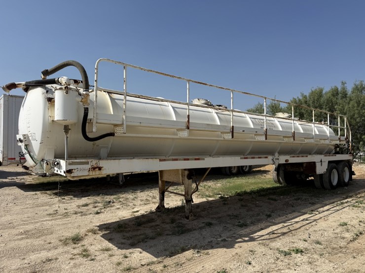 2011-jack-county-130bbl-vac-trailer-image-1