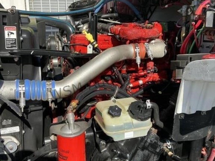 2012-freightliner-m2-106-image-19